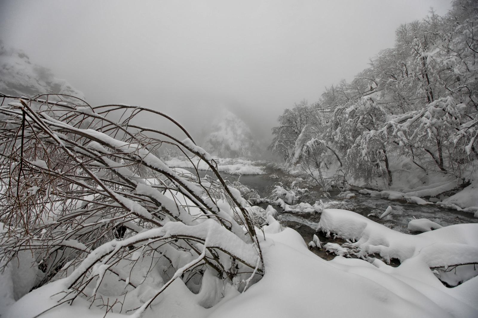 Zimska idila na snijegom prekrivenim Plitvičkim jezerima Zimska idila na snijegom prekrivenim Plitvičkim jezerima