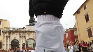 Zadar, 210610.
Povodom Dana borbe protiv ovisnosti zadarski su breakdanceri i hip-hoperi pred brojnim turistima zaplesali na Narodnom trgu.
Foto : Vladimir Ivanov / CROPIX