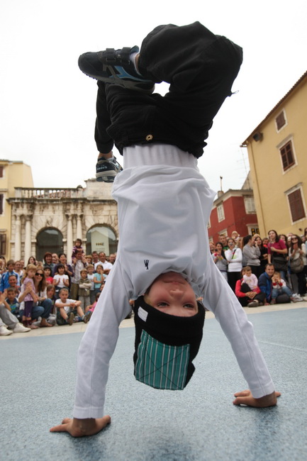 Zadar, 210610.
Povodom Dana borbe protiv ovisnosti zadarski su breakdanceri i hip-hoperi pred brojnim turistima zaplesali na Narodnom trgu.
Foto : Vladimir Ivanov / CROPIX