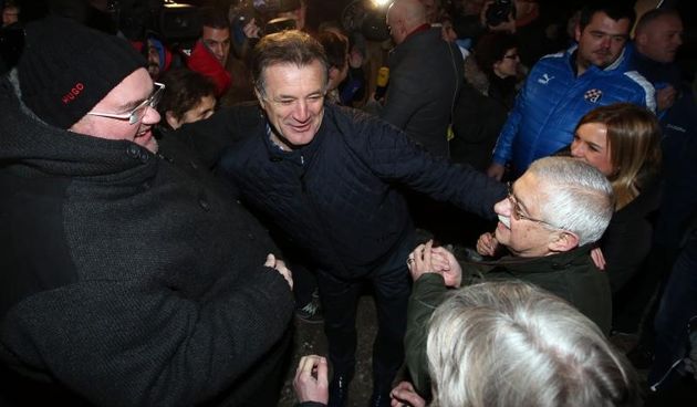 Zagreb – Novinari, simpatizeri i djelatnici GNK Dinamo docekali su Zdravka Mamica ispred Remetinca. Izvanraspravno vijece zagrebackog Zupanijskog suda danas je odbacilo Uskokovu zalbu i potvrdilo da moze na slobodu nakon upisa zaloznog prava na jednu nek