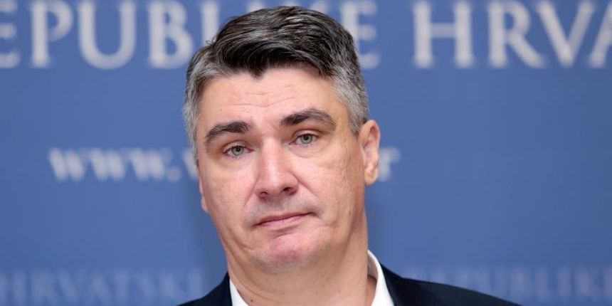 Predsjednik Vlade RH Zoran Milanovic odrzao je u Banskim dvorima izvanrednu konferenciju za medije na kojoj je govorio o stanju u zemlji i eskalaciji izbjeglicke krize. Izbjeglicama je porucio da mogu proci hrvatskom i da idu dalje. Photo: Patrik Macek/PI Predsjednik Vlade RH Zoran Milanovic odrzao je u Banskim dvorima izvanrednu konferenciju za medije na kojoj je govorio o stanju u zemlji i eskalaciji izbjeglicke krize. Izbjeglicama je porucio da mogu proci hrvatskom i da idu dalje. Photo: Patrik Macek/PI
