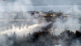 Zadar, 270810
Veliki pozar izbio je danas popodne u Zadru na podrucju izmedju kvarta Bili brig i put Bokanjca. Vatrogasci su i dalje na terenu te se bore sa vatrom da ne dodje do obliznjih kuca.
Foto: Jure Miskovic / CROPIX