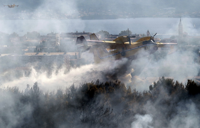 Zadar, 270810
Veliki pozar izbio je danas popodne u Zadru na podrucju izmedju kvarta Bili brig i put Bokanjca. Vatrogasci su i dalje na terenu te se bore sa vatrom da ne dodje do obliznjih kuca.
Foto: Jure Miskovic / CROPIX