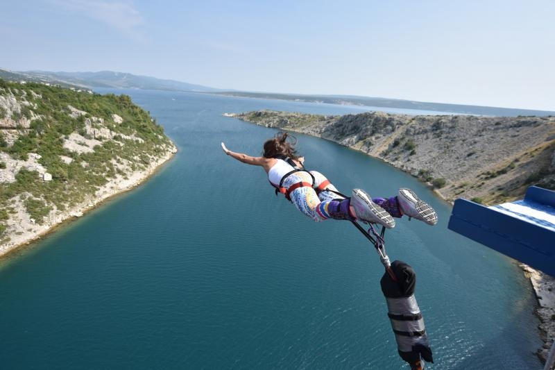 Kandidatkinje za Miss sporta na otvaranju bungee jumping sezone na Masleničkom mostu Kandidatkinje za Miss sporta na otvaranju bungee jumping sezone na Masleničkom mostu