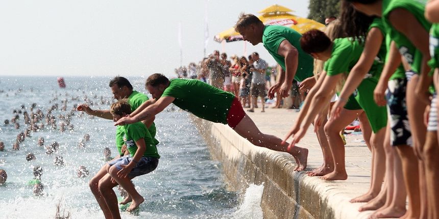 Preko tisucu Zadranki, Zadrana i njihovih gostiju danas su sa zadarske rive skakali sesto izdanje milenijskog skoka – dm millenium jump, zabavnu i humanitarnu manifestaciju koja je odavno presla granice Hrvatske i postala prepoznatljiv zadarski brand. Fot