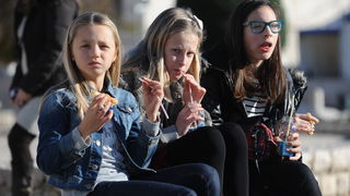 Zadar, 221212.
Prekrasan, gotovo proljetni dan, omogucio je zadranima da uzivaju u jutarnjoj setnji i kavi na terasama kafica. Temperatura zraka je 14 stupnjeva Celzijusa.
Na fotografiji: Zadrani uzivaju na Forumu.
Foto: Luka Gerlanc / CROPIX Zadar, 221212.
Prekrasan, gotovo proljetni dan, omogucio je zadranima da uzivaju u jutarnjoj setnji i kavi na terasama kafica. Temperatura zraka je 14 stupnjeva Celzijusa.
Na fotografiji: Zadrani uzivaju na Forumu.
Foto: Luka Gerlanc / CROPIX