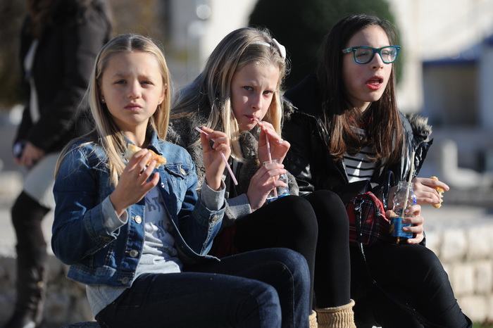 Zadar, 221212.
Prekrasan, gotovo proljetni dan, omogucio je zadranima da uzivaju u jutarnjoj setnji i kavi na terasama kafica. Temperatura zraka je 14 stupnjeva Celzijusa.
Na fotografiji: Zadrani uzivaju na Forumu.
Foto: Luka Gerlanc / CROPIX Zadar, 221212.
Prekrasan, gotovo proljetni dan, omogucio je zadranima da uzivaju u jutarnjoj setnji i kavi na terasama kafica. Temperatura zraka je 14 stupnjeva Celzijusa.
Na fotografiji: Zadrani uzivaju na Forumu.
Foto: Luka Gerlanc / CROPIX