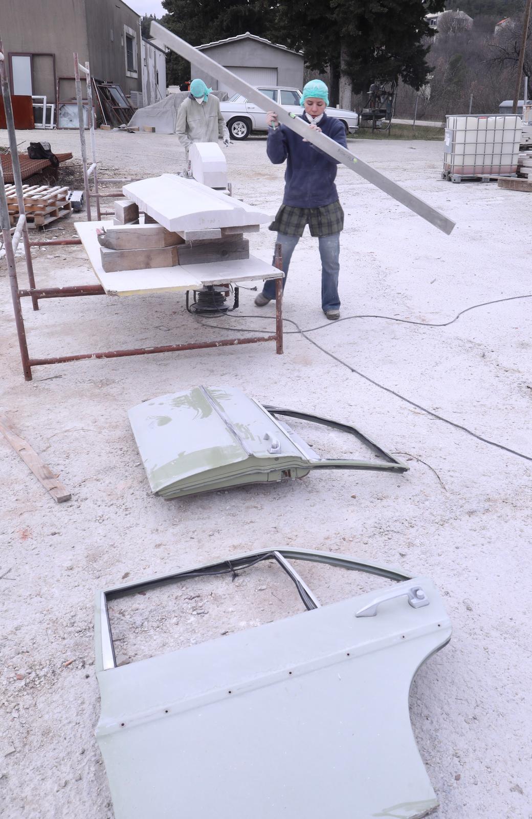 Mladi europski kipari stigli u Imotski, punom parom rade spomenik kultnom Mercedesu Mladi europski kipari stigli u Imotski, punom parom rade spomenik kultnom Mercedesu