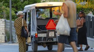 Kylie Minogue viđena kako u opuštenom izdanju izlazi iz luksuzne vile u Rovinju