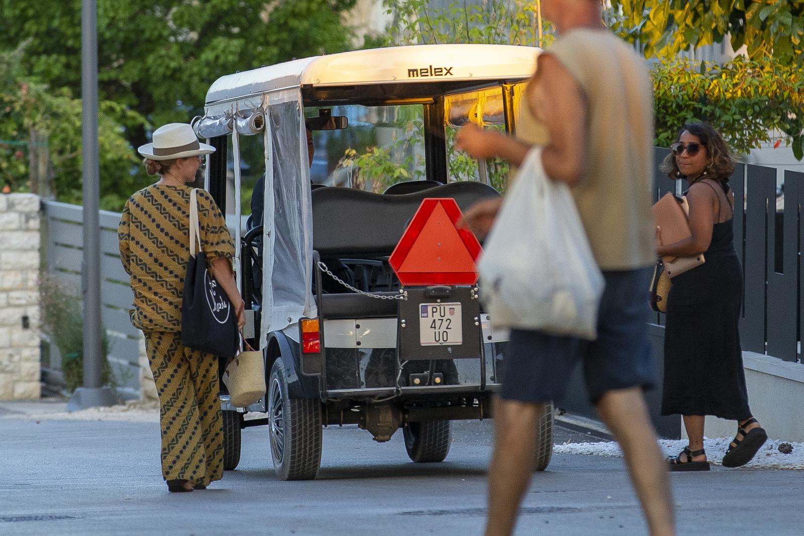 Kylie Minogue viđena kako u opuštenom izdanju izlazi iz luksuzne vile u Rovinju