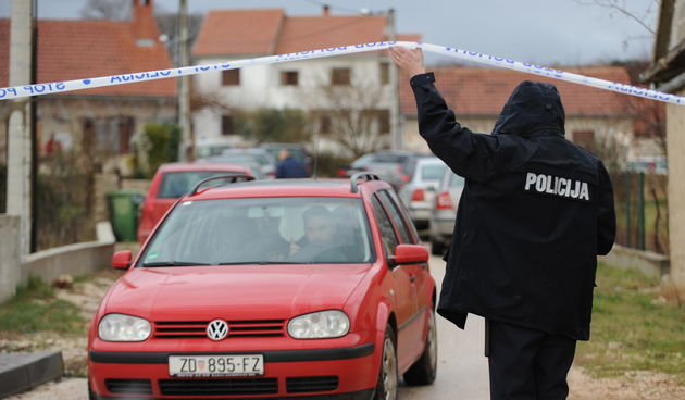 U selu Skabrnja pokraj Zadra pronadjena je mrtva 15-godisnja djevojka. Uzrok smrt zasad nije poznat. Policijska istraga je u tijeku. Foto: Andrija Lucic / CROPIX