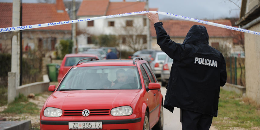 U selu Skabrnja pokraj Zadra pronadjena je mrtva 15-godisnja djevojka. Uzrok smrt zasad nije poznat. Policijska istraga je u tijeku. Foto: Andrija Lucic / CROPIX U selu Skabrnja pokraj Zadra pronadjena je mrtva 15-godisnja djevojka. Uzrok smrt zasad nije poznat. Policijska istraga je u tijeku. Foto: Andrija Lucic / CROPIX