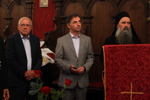 Zadar, 170513.
Crkva sv Ilije, Poluotok.
Veceras je otvorena sakralna riznica pravoslavne crkve sv. Ilije – vrijedne umjetnine i galerija ikona. Javnosti ju je predstavio episkop dalmatinski Fotije. Riznica je obnovljena sredstvima Ministarstva kultur Zadar, 170513.
Crkva sv Ilije, Poluotok.
Veceras je otvorena sakralna riznica pravoslavne crkve sv. Ilije – vrijedne umjetnine i galerija ikona. Javnosti ju je predstavio episkop dalmatinski Fotije. Riznica je obnovljena sredstvima Ministarstva kultur