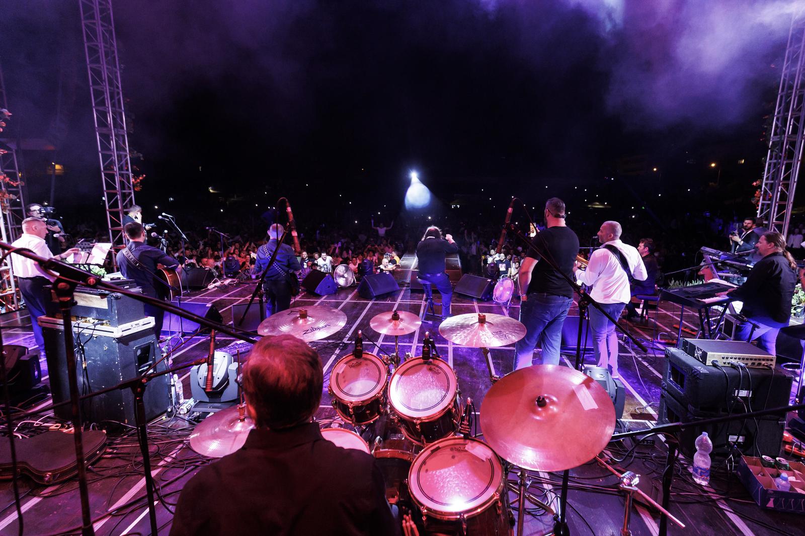 Mišo Kovač i prijatelji na Starom placu u Splitu Mišo Kovač i prijatelji na Starom placu u Splitu