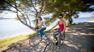 Kupanje na plaži Kolovare 8. listopada (foto:Saša Čuka)