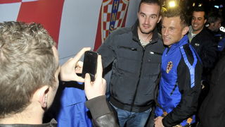 Zagreb, 121111.
Povratak hrvatske nogometne reprezentacije u Zracnu luku Pleso nakon kvalifikacijske utakmice za Europsko prvenstvo u kojoj su pobijedili Tursku za 3: 0. Docekalo ih je oko stotinjak vjernih navijaca.
Na slici: Ivica Olic, fotografija za Zagreb, 121111.
Povratak hrvatske nogometne reprezentacije u Zracnu luku Pleso nakon kvalifikacijske utakmice za Europsko prvenstvo u kojoj su pobijedili Tursku za 3: 0. Docekalo ih je oko stotinjak vjernih navijaca.
Na slici: Ivica Olic, fotografija za