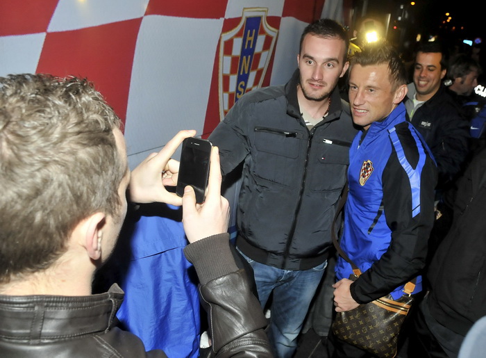 Zagreb, 121111.
Povratak hrvatske nogometne reprezentacije u Zracnu luku Pleso nakon kvalifikacijske utakmice za Europsko prvenstvo u kojoj su pobijedili Tursku za 3: 0. Docekalo ih je oko stotinjak vjernih navijaca.
Na slici: Ivica Olic, fotografija za Zagreb, 121111.
Povratak hrvatske nogometne reprezentacije u Zracnu luku Pleso nakon kvalifikacijske utakmice za Europsko prvenstvo u kojoj su pobijedili Tursku za 3: 0. Docekalo ih je oko stotinjak vjernih navijaca.
Na slici: Ivica Olic, fotografija za