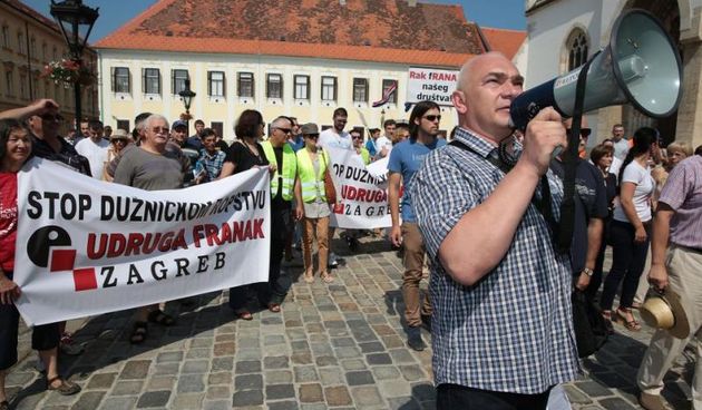 Na Trgu sv. Marka odrzan je prosvjed Udruge Franak kojim su trazili osnivanje istraznog povjerenstva za slucaj Franak, donosenje zakona o povratu preplacenih kamata na osnovu presude Vrhovnog suda, zakona o ukidanju CHF valutne klauzule u postojecim kredi