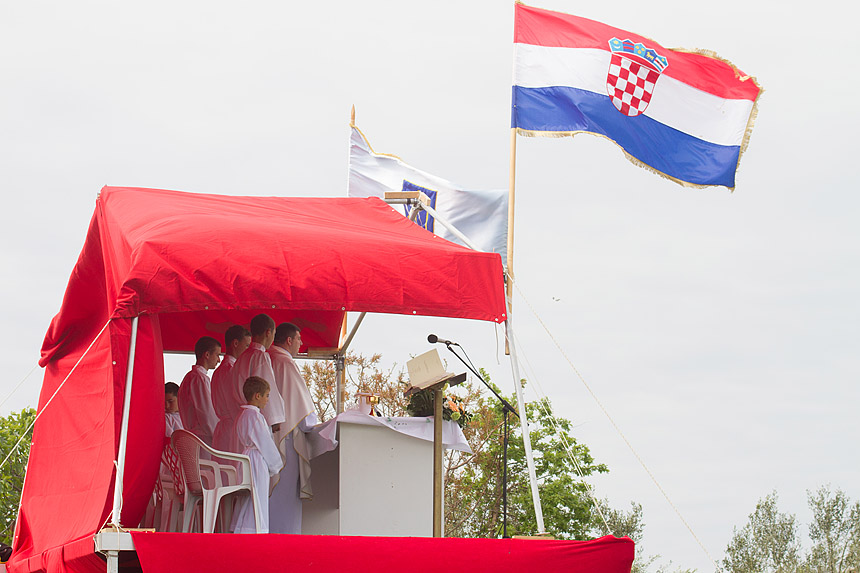 Misa na ostacima crkve na Petrini, foto: Leo Banić Misa na ostacima crkve na Petrini, foto: Leo Banić