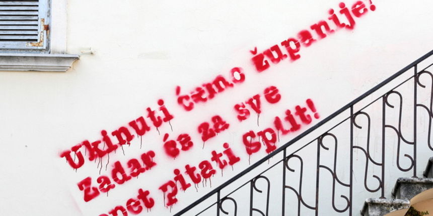 01.12.2011. osvanuo grafit na zgradi SDP- na Trgu pet binara 01.12.2011. osvanuo grafit na zgradi SDP- na Trgu pet binara