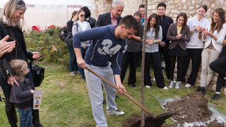 Župan Stipe Zrilić posadio trešnju u dvorištu nove zgrade KLZ-a, foto: Darko Belančić Župan Stipe Zrilić posadio trešnju u dvorištu nove zgrade KLZ-a, foto: Darko Belančić