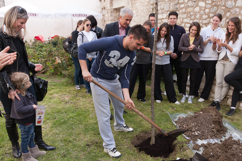 Župan Stipe Zrilić posadio trešnju u dvorištu nove zgrade KLZ-a, foto: Darko Belančić Župan Stipe Zrilić posadio trešnju u dvorištu nove zgrade KLZ-a, foto: Darko Belančić