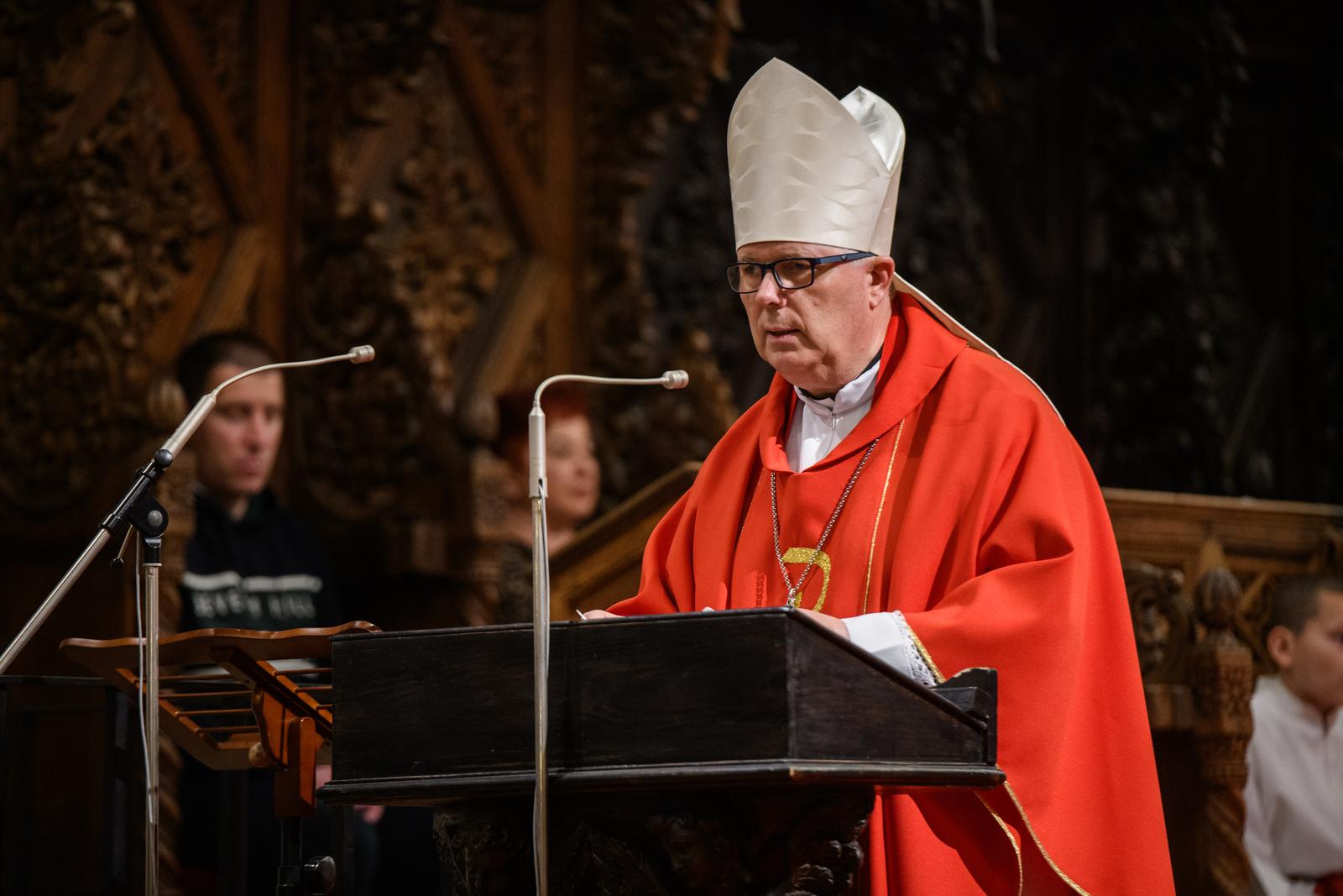 Nadbiskup Zgrablić predvodio Službu Muke Gospodnje u katedrali sv. Stošije Nadbiskup Zgrablić predvodio Službu Muke Gospodnje u katedrali sv. Stošije