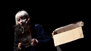 “Ana i Ona” naziv je predstave čijom je premijerom sinoć u zadarskom Kazalištu lutaka započela umjetnička revija pod nazivom “Nosi se Teatro Verrdi”.