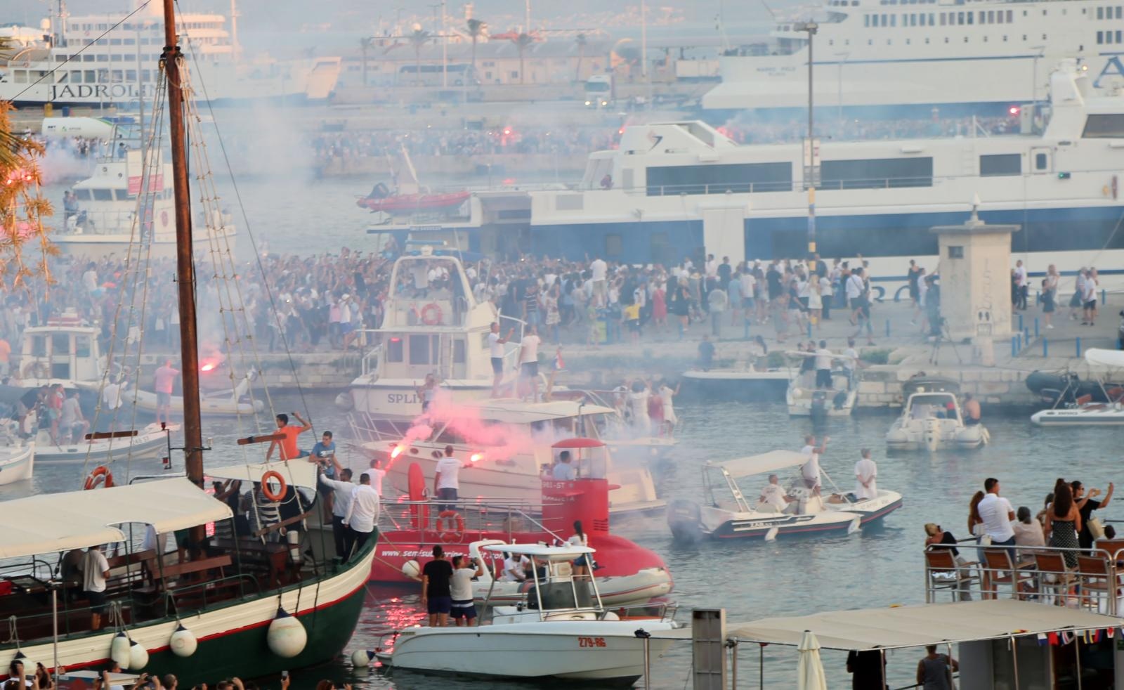 Split dostojanstveno na posljednju plovidbu ispratio legendu Olivera Dragojevića