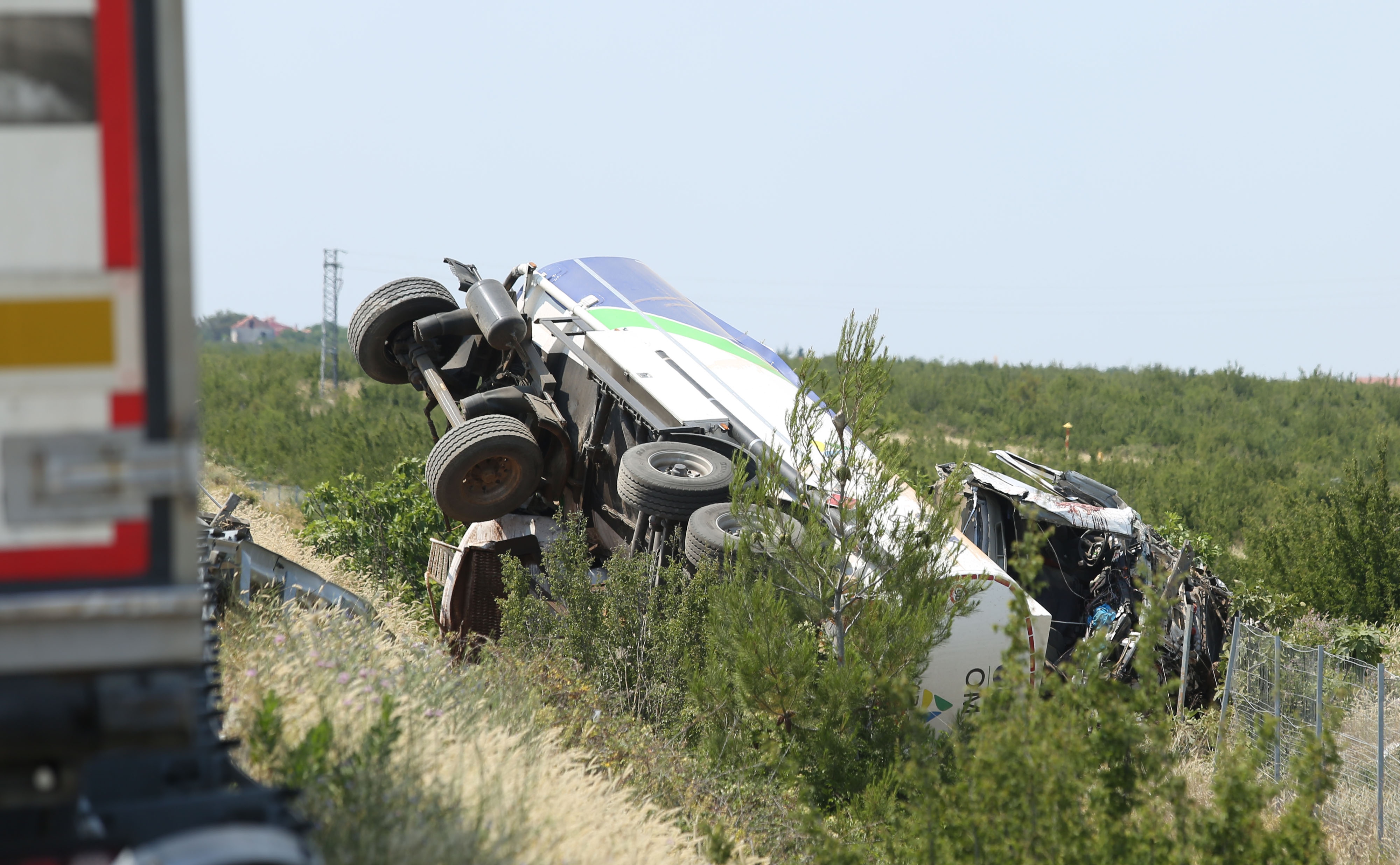 Cisterna s gorivom izletjela s autoceste nakon sudara s tegljačem