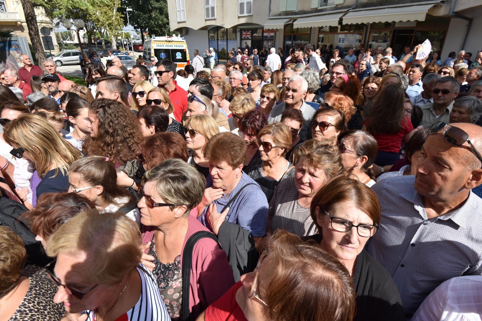 Stotine vjernika ispred crkve Gospe od zdravlja dočekalo relikviju sv. Leopolda Mandića Stotine vjernika ispred crkve Gospe od zdravlja dočekalo relikviju sv. Leopolda Mandića