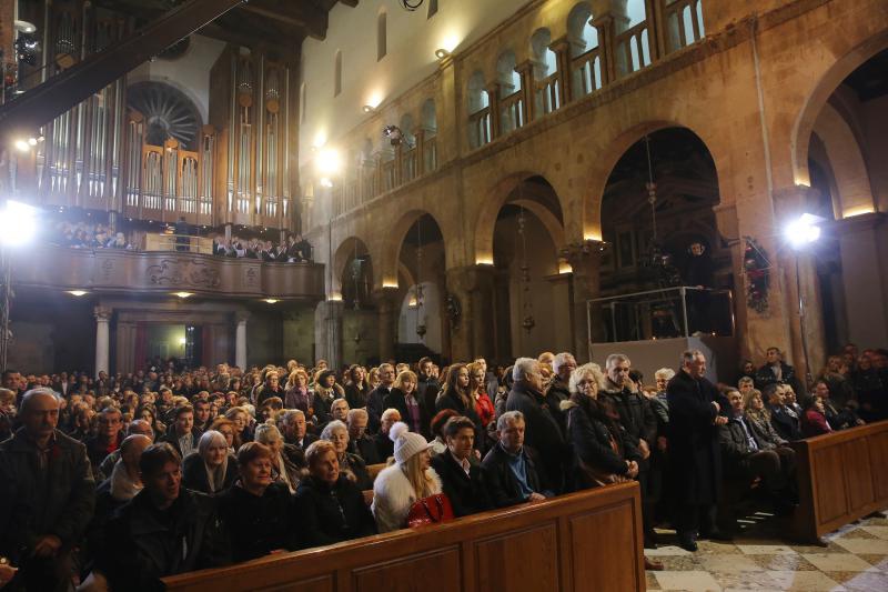 25.12.2013., Zadar – Svecanu misu polnocku povodom rodjenja Isusa Krista u katedrali svete Stosije predvodio je nadbiskup Zelimir Puljic. Photo: Filip Brala/PIXSELL 25.12.2013., Zadar – Svecanu misu polnocku povodom rodjenja Isusa Krista u katedrali svete Stosije predvodio je nadbiskup Zelimir Puljic. Photo: Filip Brala/PIXSELL