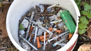 Clanovi i volonteri Udruge apstinenata za pomoc pri resocijalizaciji Porat proveli su u akciju ciscenja infektivnog otpada. U kapetanskom parku pronasli su nekoliko stotina odbacenih sprica i igala. Akcija je pokrenuta po dojavi gradjana o pronalasku odb Clanovi i volonteri Udruge apstinenata za pomoc pri resocijalizaciji Porat proveli su u akciju ciscenja infektivnog otpada. U kapetanskom parku pronasli su nekoliko stotina odbacenih sprica i igala. Akcija je pokrenuta po dojavi gradjana o pronalasku odb