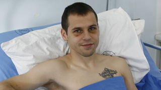 Split, 050611.
Na Odjelu neurokirurgije KBC-a Split nogometasa Dragu Gabrica , koji je stradao u teskoj prometnoj nesreci koja se dogodila 23. svibnja, posjetio je nogometas Ivan Rakitic. Na fotografiji: Drago Gabric.
Foto: Vladimir Dugandzic / CROPIX Split, 050611.
Na Odjelu neurokirurgije KBC-a Split nogometasa Dragu Gabrica , koji je stradao u teskoj prometnoj nesreci koja se dogodila 23. svibnja, posjetio je nogometas Ivan Rakitic. Na fotografiji: Drago Gabric.
Foto: Vladimir Dugandzic / CROPIX