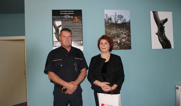 U Gradskoj knjižnici otvorena izložba “Crna šuma” Damira Hoyke