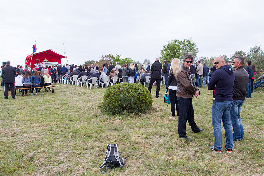 Misa na ostacima crkve na Petrini, foto: Leo Banić Misa na ostacima crkve na Petrini, foto: Leo Banić