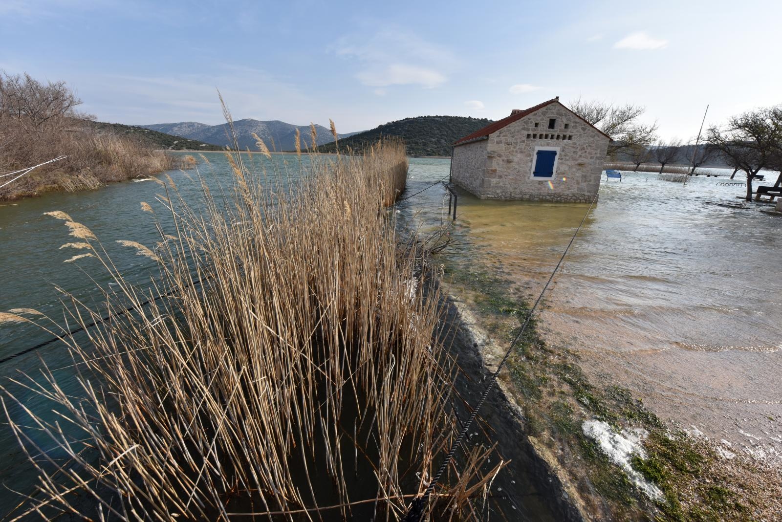 Nezapamćeno visoka razina vodostaja Vranskog jezera Nezapamćeno visoka razina vodostaja Vranskog jezera