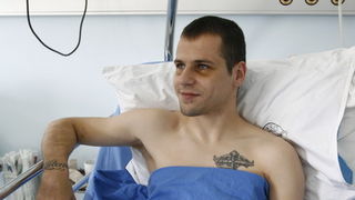 Split, 050611.
Na Odjelu neurokirurgije KBC-a Split nogometasa Dragu Gabrica , koji je stradao u teskoj prometnoj nesreci koja se dogodila 23. svibnja, posjetio je nogometas Ivan Rakitic. Na fotografiji: Drago Gabric.
Foto: Vladimir Dugandzic / CROPIX Split, 050611.
Na Odjelu neurokirurgije KBC-a Split nogometasa Dragu Gabrica , koji je stradao u teskoj prometnoj nesreci koja se dogodila 23. svibnja, posjetio je nogometas Ivan Rakitic. Na fotografiji: Drago Gabric.
Foto: Vladimir Dugandzic / CROPIX