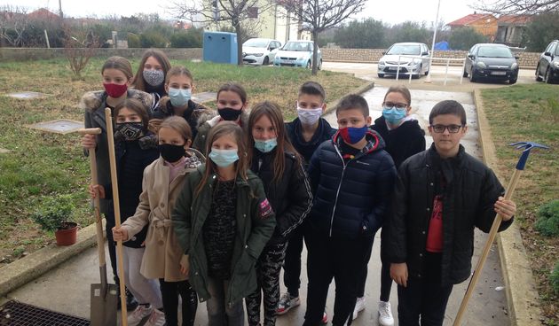 Oslikani zid, fotografije i biljke za ispraćaj prvog polugodišta