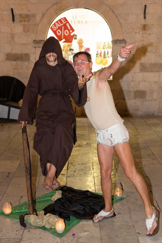 24.08.2013., Stradun, Dubrovnik – Jadranko Kljucanin, zadarski modni macak izvodi performans na Stradunu. Photo: Grgo Jelavic/PIXSELL