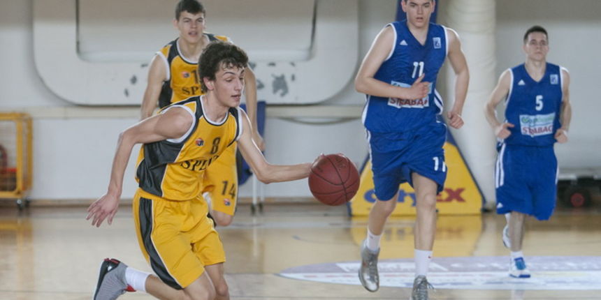 Split, 110513.
Kosarkaska dvorana Gripe.
Polufinalna utakmica Prvenstva Hrvatske za juniore izmedju Splita i Zadra.
Na fotografiji: Roko Dominovic i Domagoj Vrkic.
Foto: Vojko Basic / CROPIX Split, 110513.
Kosarkaska dvorana Gripe.
Polufinalna utakmica Prvenstva Hrvatske za juniore izmedju Splita i Zadra.
Na fotografiji: Roko Dominovic i Domagoj Vrkic.
Foto: Vojko Basic / CROPIX