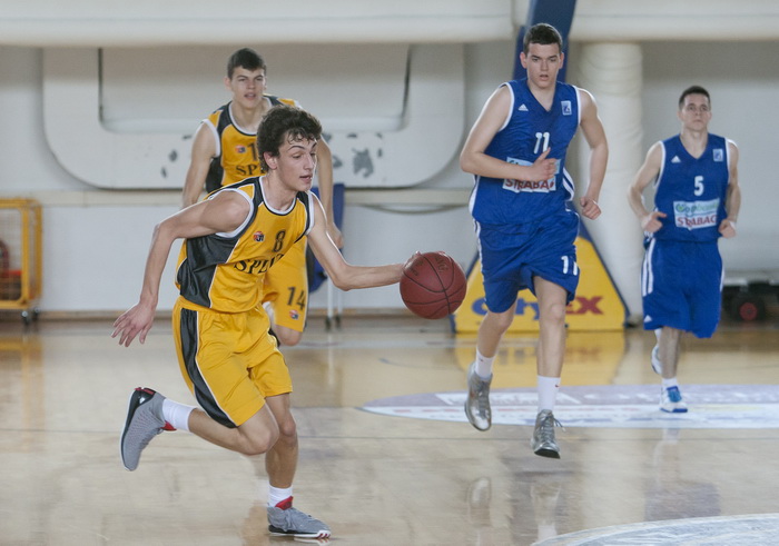 Split, 110513.
Kosarkaska dvorana Gripe.
Polufinalna utakmica Prvenstva Hrvatske za juniore izmedju Splita i Zadra.
Na fotografiji: Roko Dominovic i Domagoj Vrkic.
Foto: Vojko Basic / CROPIX
