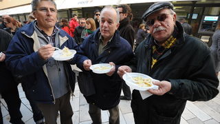 Zadar, 221212.
Predblagdansko subotnje jutro na zadarskom Poluotoku bilo je bogato raznim dogadjanjima. Na Kalelargi je Grad Zadar i udruga Svjetlo, u suradnji s brojnim zadarskim ugostiteljima organizirao bakalarijadu na kojoj se za 10kn mogao kupiti tan Zadar, 221212.
Predblagdansko subotnje jutro na zadarskom Poluotoku bilo je bogato raznim dogadjanjima. Na Kalelargi je Grad Zadar i udruga Svjetlo, u suradnji s brojnim zadarskim ugostiteljima organizirao bakalarijadu na kojoj se za 10kn mogao kupiti tan