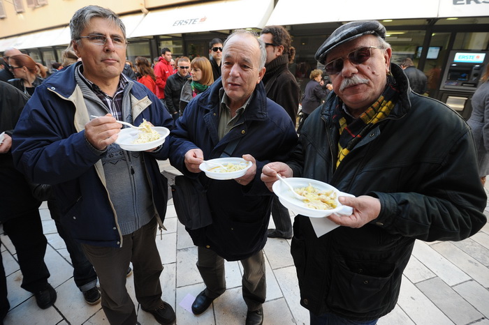 Zadar, 221212.
Predblagdansko subotnje jutro na zadarskom Poluotoku bilo je bogato raznim dogadjanjima. Na Kalelargi je Grad Zadar i udruga Svjetlo, u suradnji s brojnim zadarskim ugostiteljima organizirao bakalarijadu na kojoj se za 10kn mogao kupiti tan Zadar, 221212.
Predblagdansko subotnje jutro na zadarskom Poluotoku bilo je bogato raznim dogadjanjima. Na Kalelargi je Grad Zadar i udruga Svjetlo, u suradnji s brojnim zadarskim ugostiteljima organizirao bakalarijadu na kojoj se za 10kn mogao kupiti tan
