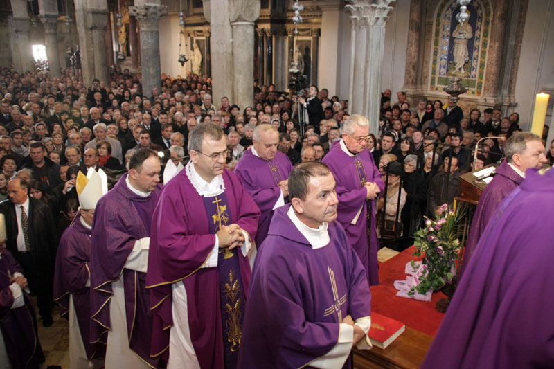 Posljednji ispraćaj nadbiskupa Marijana Oblaka
