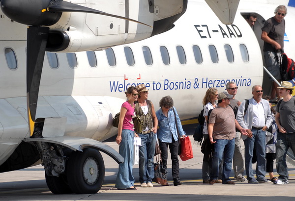 Dubrovnik, 210809.
Danas je u Dubrovnik s delegacijom Sarajevo Film Festivala stigao glumac Mickey Rourke, kao gost Dubrovnik Film Meetinga.
Docekale su ga predstavnice Jadranskih luksuznih hotela u cijim ce objektima i boraviti, a u Dubrovniku ce veceras