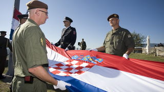 Knin, 050811.
Podizanjem zastave na Kninskoj tvrdjavi i postrojavanjem vojnih snaga na nogometnom igralistu obiljezena je 16. obljetnica VRO Oluja, Dan pobjede i domovinske zahvalnosti i Dan hrvatskih branitelja.
Foto: Ante Cizmic / CROPIX Knin, 050811.
Podizanjem zastave na Kninskoj tvrdjavi i postrojavanjem vojnih snaga na nogometnom igralistu obiljezena je 16. obljetnica VRO Oluja, Dan pobjede i domovinske zahvalnosti i Dan hrvatskih branitelja.
Foto: Ante Cizmic / CROPIX