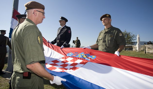 Knin, 050811.
Podizanjem zastave na Kninskoj tvrdjavi i postrojavanjem vojnih snaga na nogometnom igralistu obiljezena je 16. obljetnica VRO Oluja, Dan pobjede i domovinske zahvalnosti i Dan hrvatskih branitelja.
Foto: Ante Cizmic / CROPIX