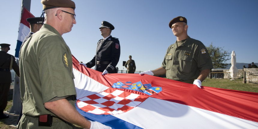 Knin, 050811.
Podizanjem zastave na Kninskoj tvrdjavi i postrojavanjem vojnih snaga na nogometnom igralistu obiljezena je 16. obljetnica VRO Oluja, Dan pobjede i domovinske zahvalnosti i Dan hrvatskih branitelja.
Foto: Ante Cizmic / CROPIX Knin, 050811.
Podizanjem zastave na Kninskoj tvrdjavi i postrojavanjem vojnih snaga na nogometnom igralistu obiljezena je 16. obljetnica VRO Oluja, Dan pobjede i domovinske zahvalnosti i Dan hrvatskih branitelja.
Foto: Ante Cizmic / CROPIX