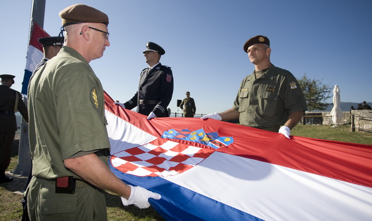 Knin, 050811.
Podizanjem zastave na Kninskoj tvrdjavi i postrojavanjem vojnih snaga na nogometnom igralistu obiljezena je 16. obljetnica VRO Oluja, Dan pobjede i domovinske zahvalnosti i Dan hrvatskih branitelja.
Foto: Ante Cizmic / CROPIX Knin, 050811.
Podizanjem zastave na Kninskoj tvrdjavi i postrojavanjem vojnih snaga na nogometnom igralistu obiljezena je 16. obljetnica VRO Oluja, Dan pobjede i domovinske zahvalnosti i Dan hrvatskih branitelja.
Foto: Ante Cizmic / CROPIX